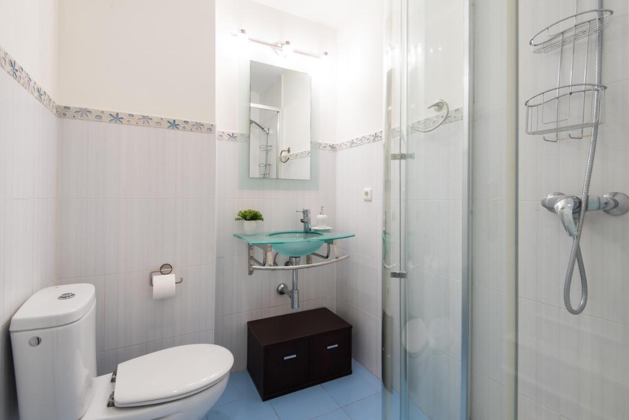 Rentandhomes Beachfront Center *